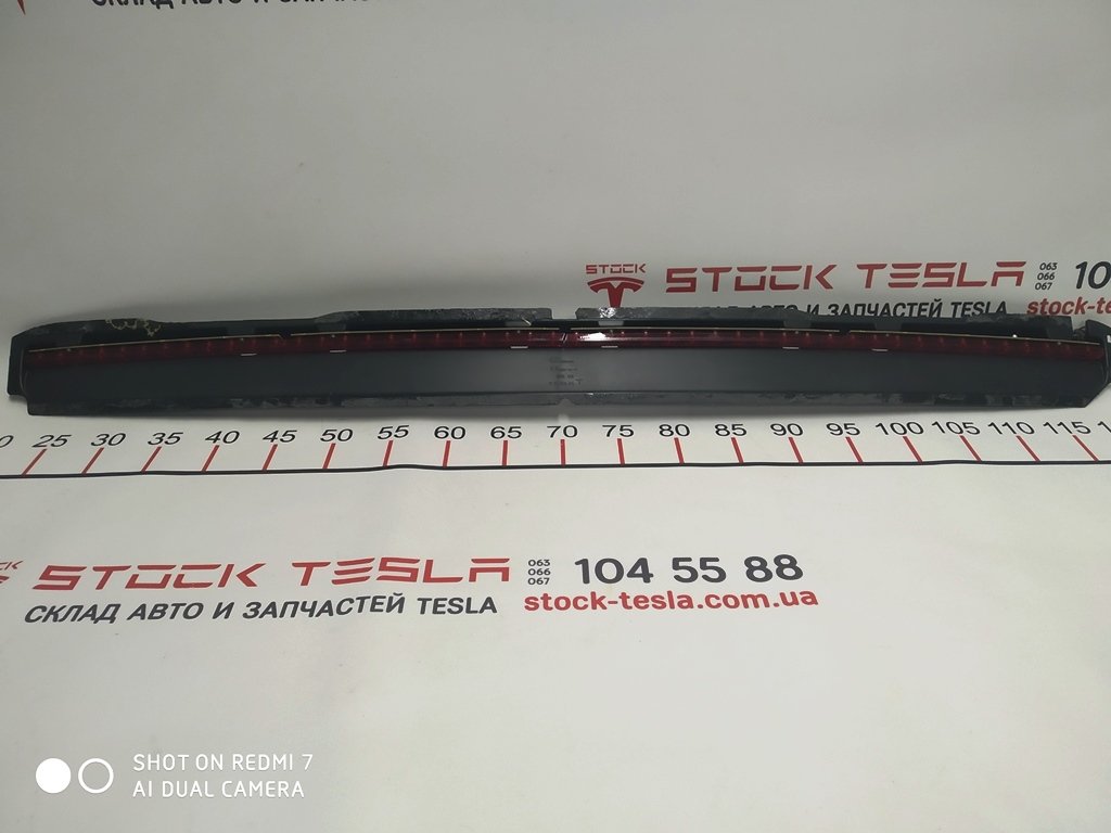 11 6005917-99-F Luz de freno superior de tapa de maletero para vehículo eléctrico Tesla. Uno de los elementos de la alarma de luz del coche. Advierte a los usuarios de la carretera sobre las maniobras del conductor, lo que garantiza el funcionamiento segu